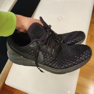 Men's black nikes